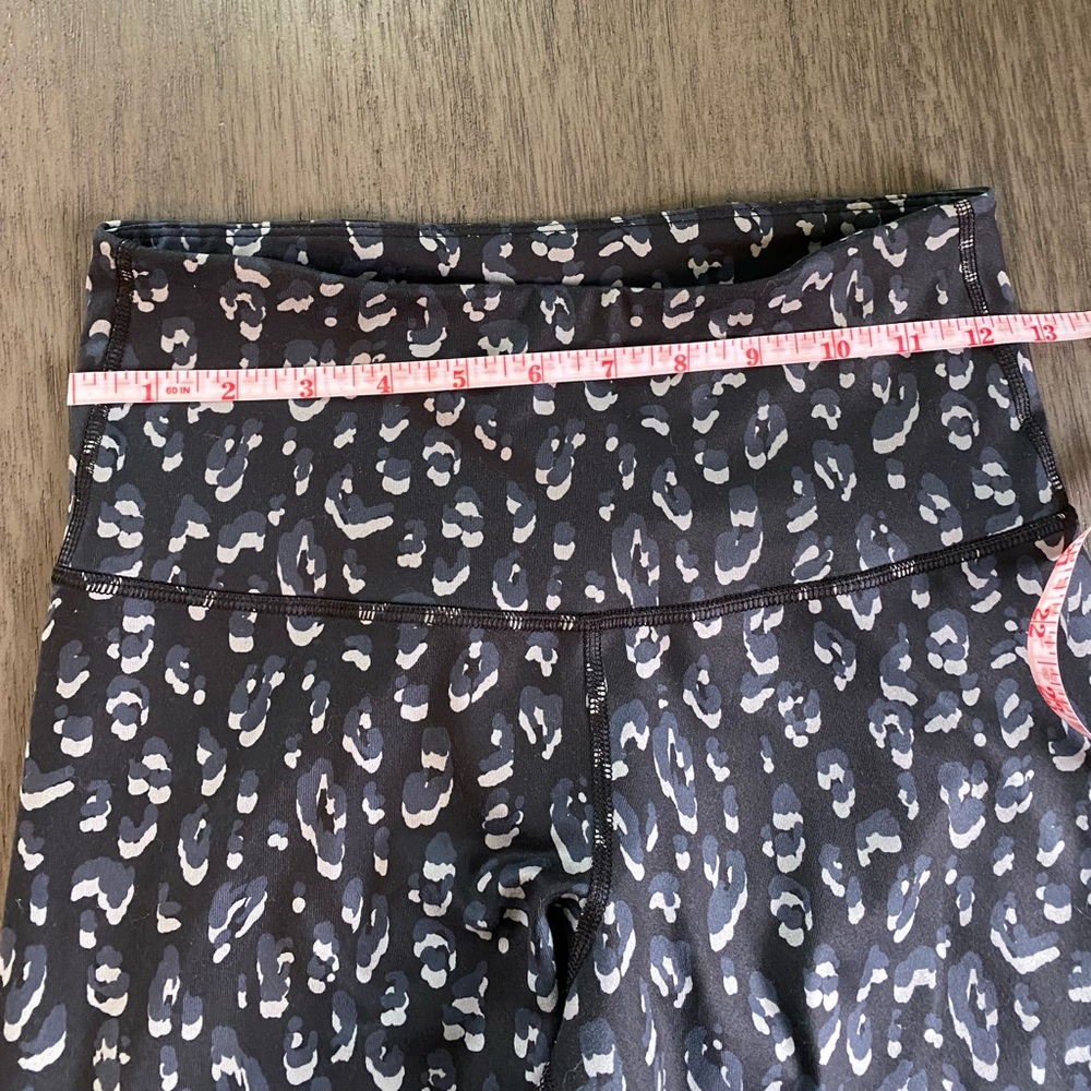 Old Navy Active, go-dry XS black and grey leopard print elevate leggings. - Picture 4 of 7